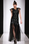 Modenschau von DIMANEU — MBFWRussia fw17/18 (Looks: schwarzes Abendkleid, schwarze Netzstrumpfhose, schwarze Sandaletten)
