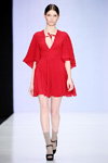 Modenschau von ISABEL GARCIA — MBFWRussia fw17/18 (Looks: rotes Mini Kleid, graue Socken, schwarze Sandaletten)
