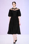 Pokaz ISABEL GARCIA — MBFWRussia fw17/18 (ubrania i obraz: sukienka midi czarna, półbuty czarne)