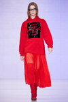 Pokaz MACH&MACH — MBFWRussia fw17/18 (ubrania i obraz: bluza z kapturem czerwona, kozaki za kolano czerwone, spódnica midi czerwona przejrzysta)