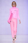Pokaz MACH&MACH — MBFWRussia fw17/18 (ubrania i obraz: pulower różowy, spodnie różowe)