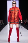 Pokaz MACH&MACH — MBFWRussia fw17/18 (ubrania i obraz: kozaki za kolano czerwone, bluza z kapturem czerwona)