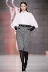 Показ Oksana Fedorova — MBFWRussia fw17/18 (наряды и образы: белая блуза, серая юбка, чёрные колготки, чёрный ремень, чёрные длинные перчатки)