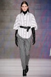 Показ Oksana Fedorova — MBFWRussia fw17/18 (наряды и образы: белая блуза, чёрные длинные перчатки, серые брюки)