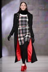 Desfile de Oksana Fedorova — MBFWRussia fw17/18 (looks: abrigo negro, guantes negros, vestido de cuadros de color blanco y negro, leggings negros, botines de tacón rojos)