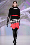 Pokaz Oksana Fedorova — MBFWRussia fw17/18 (ubrania i obraz: pulower czarny, rzemień czerwony, długie rękawiczki czarne)