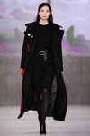 Desfile de Oksana Fedorova — MBFWRussia fw17/18 (looks: vestido negro, cinturón negro, pantis negros, abrigo negro, botines de tacón negros)