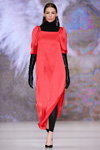 Показ Oksana Fedorova — MBFWRussia fw17/18 (наряды и образы: красное платье с разрезом, чёрные перчатки, чёрные легинсы, чёрные туфли)
