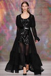 Pokaz Oksana Fedorova — MBFWRussia fw17/18 (ubrania i obraz: suknia wieczorowa czarna, półbuty czarne, legginsy nylonowe czarne)