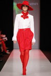 Desfile de Slava Zaitsev — MBFWRussia fw17/18 (looks: sombrero rojo, pañuelo rojo, blusa blanca, cinturón rojo, falda roja, pantis rojos, zapatos de tacón rojos)