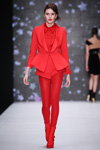 Modenschau von Bella Potemkina — MBFWRussia SS18 (Looks: rote Strumpfhose, roter Damen Anzug (Blazer, Shorts), rote Bluse, rote Stiefeletten)