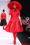 Pokaz Slava Zaitsev — MBFWRussia SS18 (ubrania i obraz: rajstopy czerwone, kapelusz czerwony, żakiet czerwony, spódnica czerwona)