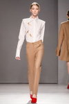 Dafna May show — Mercedes-Benz Kiev Fashion Days FW17/18 (looks: white blouse, nude trousers, red pumps)