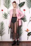 Presentación de Elena Burba — Mercedes-Benz Kiev Fashion Days FW17/18 (looks: americana rosa, vestido negro transparente)