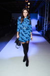 Гости — Mercedes-Benz Kiev Fashion Days FW17/18 (наряды и образы: голубое платье с принтом, чёрная сумка, чёрные колготки, чёрные сапоги-чулки)