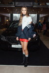 Sonya Evdokimenko. Invitados — Mercedes-Benz Kiev Fashion Days FW17/18 (looks: top blanco, falda roja corta, botas negras, calcetines largos blancos)