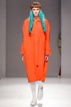 Pokaz Kristel Kuslapuu — Mercedes-Benz Kiev Fashion Days FW17/18 (ubrania i obraz: palto pomarańczowe, rajstopy białe)