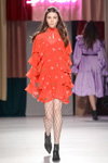 Pokaz Marianna Senchina — Mercedes-Benz Kiev Fashion Days FW17/18 (ubrania i obraz: suknia koktajlowa czerwona, rajstopy z siatki o dużym oku czarne)