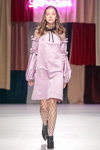 Pokaz Marianna Senchina — Mercedes-Benz Kiev Fashion Days FW17/18 (ubrania i obraz: suknia koktajlowa różowa, rajstopy z siatki o dużym oku czarne)