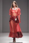 Tetiana Bryk. Pokaz Tasha Mano — Mercedes-Benz Kiev Fashion Days FW17/18 (ubrania i obraz: sukienka czerwona)
