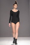 Pokaz Triinu Pungits — Mercedes-Benz Kiev Fashion Days FW17/18 (ubrania i obraz: body czarne, skarpetki czarne, półbuty czarne)