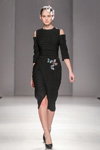 Pokaz Yulia Fedetska — Mercedes-Benz Kiev Fashion Days FW17/18 (ubrania i obraz: sukienka czarna pasiasta, półbuty czarne)