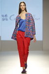 Показ Couture de fleur — Mercedes-Benz Kiev Fashion Days SS18 (наряды и образы: синий топ, красные брюки, разноцветный жакет)