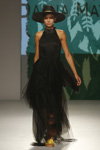 Показ Dafna May — Mercedes-Benz Kiev Fashion Days SS18 (наряды и образы: чёрная шляпа, чёрное вечернее платье)