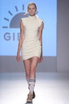 Desfile de GIBSH — Mercedes-Benz Kiev Fashion Days SS18 (looks: vestido crema corto, calcetines largos blancos)
