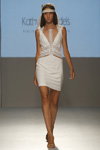 Desfile de Kathy Heyndels — Mercedes-Benz Kiev Fashion Days SS18 (looks: vestido blanco corto)