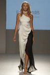 Desfile de Kathy Heyndels — Mercedes-Benz Kiev Fashion Days SS18 (looks: vestido de noche de color blanco y negro)