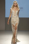Pokaz Kathy Heyndels — Mercedes-Benz Kiev Fashion Days SS18 (ubrania i obraz: suknia wieczorowa biała gipiurowa, blond (kolor włosów))