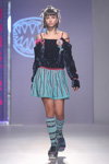 Daria Ponypalyak. Desfile de Monstra — Mercedes-Benz Kiev Fashion Days SS18 (looks: calcetines largos turquess, falda turquesa)