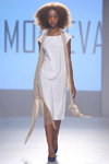Pokaz Timofeeva — Mercedes-Benz Kiev Fashion Days SS18 (ubrania i obraz: sukienka biała, półbuty niebieskie)
