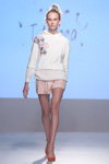 Pokaz T.Mosca — Mercedes-Benz Kiev Fashion Days SS18 (ubrania i obraz: pulower biały, szorty różowe, półbuty czerwone)