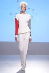 Marija Griebieniuk. Pokaz T.Mosca — Mercedes-Benz Kiev Fashion Days SS18 (ubrania i obraz: pulower wielokolorowy, spodnie białe, półbuty białe, blond (kolor włosów), krótka fryzura)