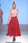 Pokaz T.Mosca — Mercedes-Benz Kiev Fashion Days SS18 (ubrania i obraz: pulower pasiasty czerwono-biały, spódnica midi z rozcięciem czerwona, półbuty białe)