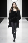 Modenschau von Valentin Yudashkin — Modewoche in Moskau FW2017/18 (Looks: schwarzer Mantel, schwarzes Mini Kleid, schwarze Strumpfhose, schwarze Pumps)