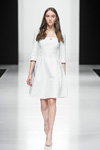 Modenschau von Faberlic by Valentin Yudashkin — Modewoche in Moskau FW2017/18 (Looks: weißes Kleid)