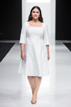 Modenschau von Faberlic by Valentin Yudashkin — Modewoche in Moskau FW2017/18 (Looks: weißes Kleid)