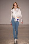 Показ SSHEENA — Milan Fashion Week SS2018 (наряды и образы: белая блуза в горошек, голубые джинсы)
