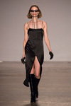Modenschau von SSHEENA — Milan Fashion Week SS2018 (Looks: schwarzes Cocktailkleid mit Trägern mit Schlitz, Sonnenbrille, schwarze Stiefel)