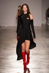 Показ SSHEENA — Milan Fashion Week SS2018 (наряды и образы: чёрное коктейльное платье, красные сапоги)