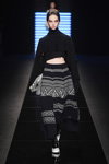 Pokaz Anteprima — Milano Moda Donna FW17/18 (ubrania i obraz: spódnica z ornamentem dzianinowa czarna, pulower czarny, rękawiczki czarne)