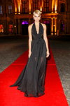 Луиза Хартема. В Вюрцбургской резиденции прошёл ночной показ MINX by Eva Lutz (наряды и образы: чёрное вечернее платье с декольте)