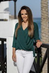 Jennifer Rottmeier. Мисс Германия 2017 (наряды и образы: блуза цвета морской волны, белые джинсы)