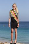 Michelle Appel. Finał — Miss Niemiec 2017 (ubrania i obraz: bluzka pasiasta czarno-biała, spódnica czarna, półbuty czarne)