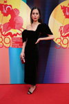 Сабина Ахмедова. Церемония закрытия — ММКФ 2017 (наряды и образы: чёрное вечернее платье, чёрные босоножки, красный клатч)