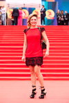 Алла Довлатова. Церемония закрытия — ММКФ 2017 (наряды и образы: красно-чёрное коктейльное платье, чёрные босоножки)