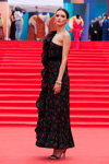 Паулина Андреева. Церемония закрытия — ММКФ 2017 (наряды и образы: чёрное цветочное вечернее платье, чёрные босоножки)